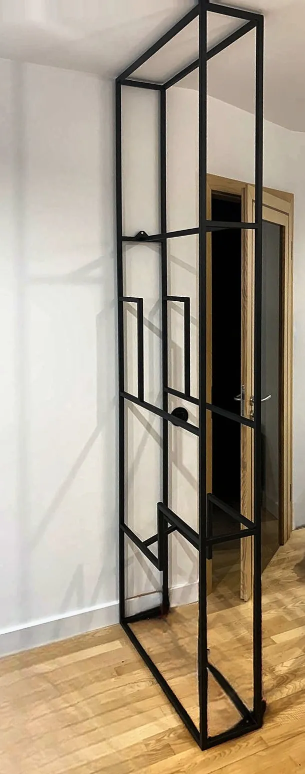 Wysoka rama z czarnych profili stalowych z geometrycznym wzorem w stylu art déco